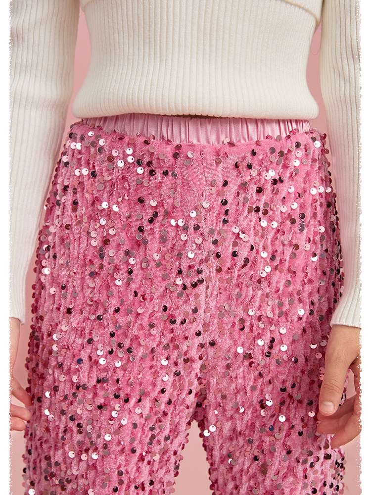 ピンクのスパンコールフレアパンツ、ラメのような全面きらめき