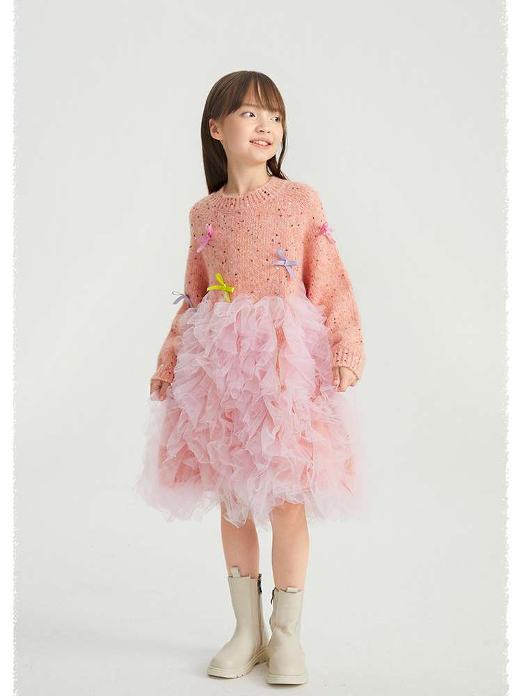 ピンクのスパンコール長袖ニットワンピース(斜め前)、チュールフリルとリボン
