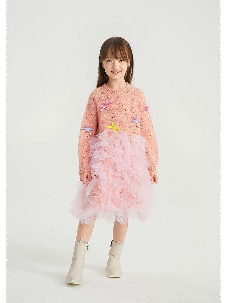 ピンクのスパンコール付きチュール長袖ニットワンピース、リボン装飾とフリルスカート