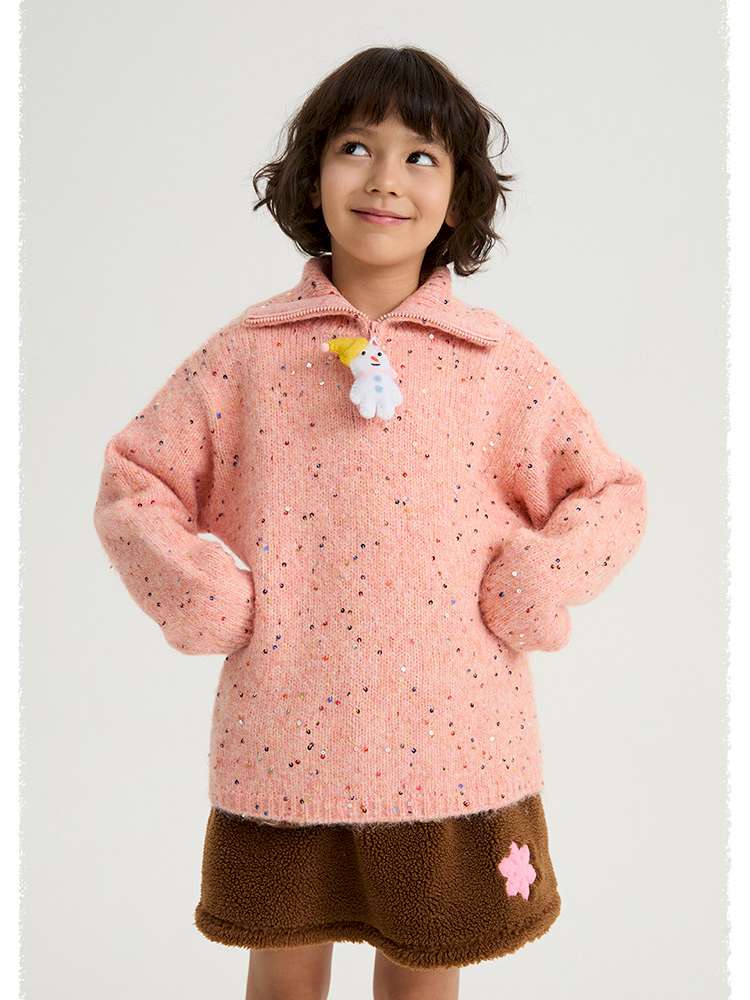 キッズ用ピンクのハイネックセーター、雪だるまモチーフとスパンコール風の粒模様