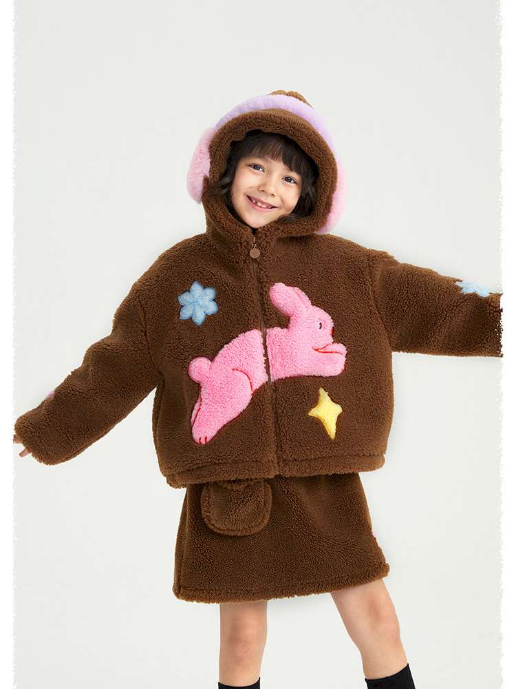 フード付きボアジャケット、ブラウン地に雪だるま風ピンクアップリケ