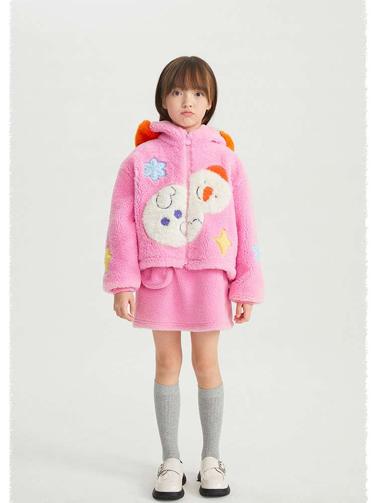 ピンクのボアフード付きジャケット、正面に雪だるまと星のワッペン