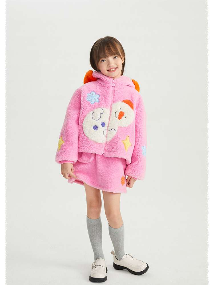 ピンクのボアフード付きジャケット、雪だるまモチーフと星パッチが見える