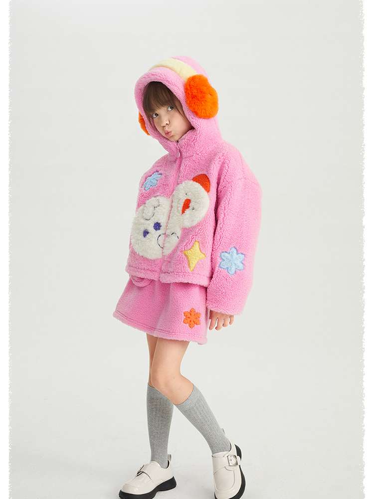 キッズ用ボアジャケット、ピンク。横向きで雪だるま風パッチと星モチーフが見える