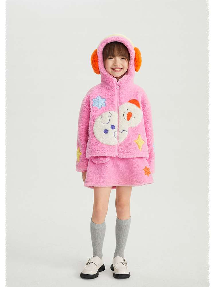 キッズ用ボアジャケット、ピンク。雪だるま風パッチと星モチーフ、フード付き