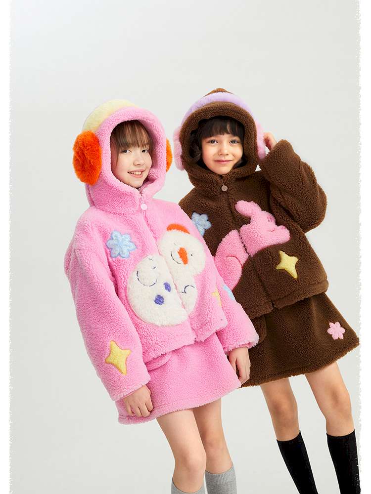キッズ用ボアジャケット、ピンクとキャラメルの2人着用。雪だるま風パッチ&フード