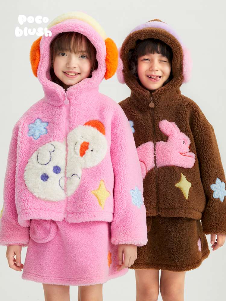 キッズ用ボアジャケット2色。ピンクは雪だるま風パッチ、フード付き。茶色も同様
