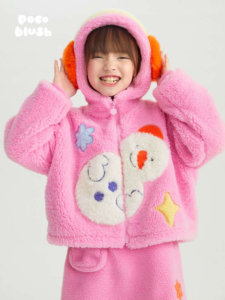 キッズ用ボアジャケット、ピンク色。雪だるま風パッチ刺繍とフード、前開きボタン