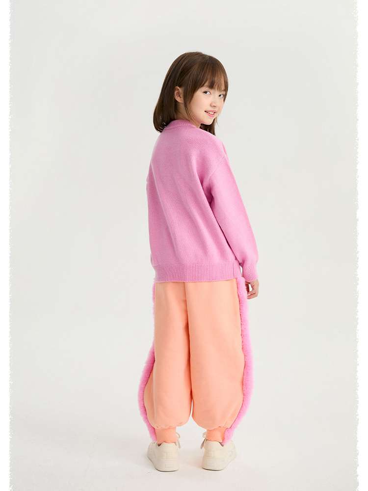 キッズ裏起毛スウェットパンツ 背面のルーズシルエット ピンク×オレンジの羽パッチ柄