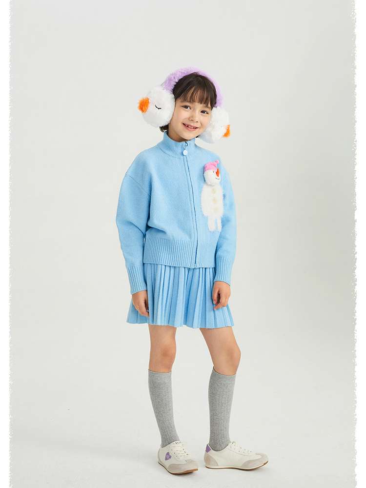 スカイブルーのジップカーディガン、雪だるま風立体モチーフとプリーツスカート