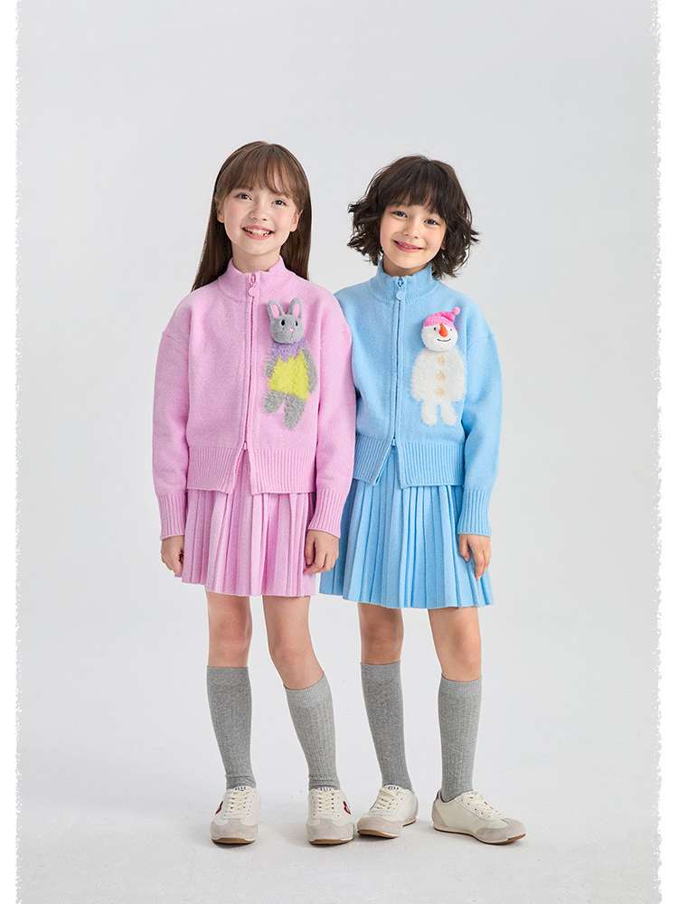 ピンクとスカイブルーのジップカーディガン&プリーツスカート、雪だるま立体モチーフ