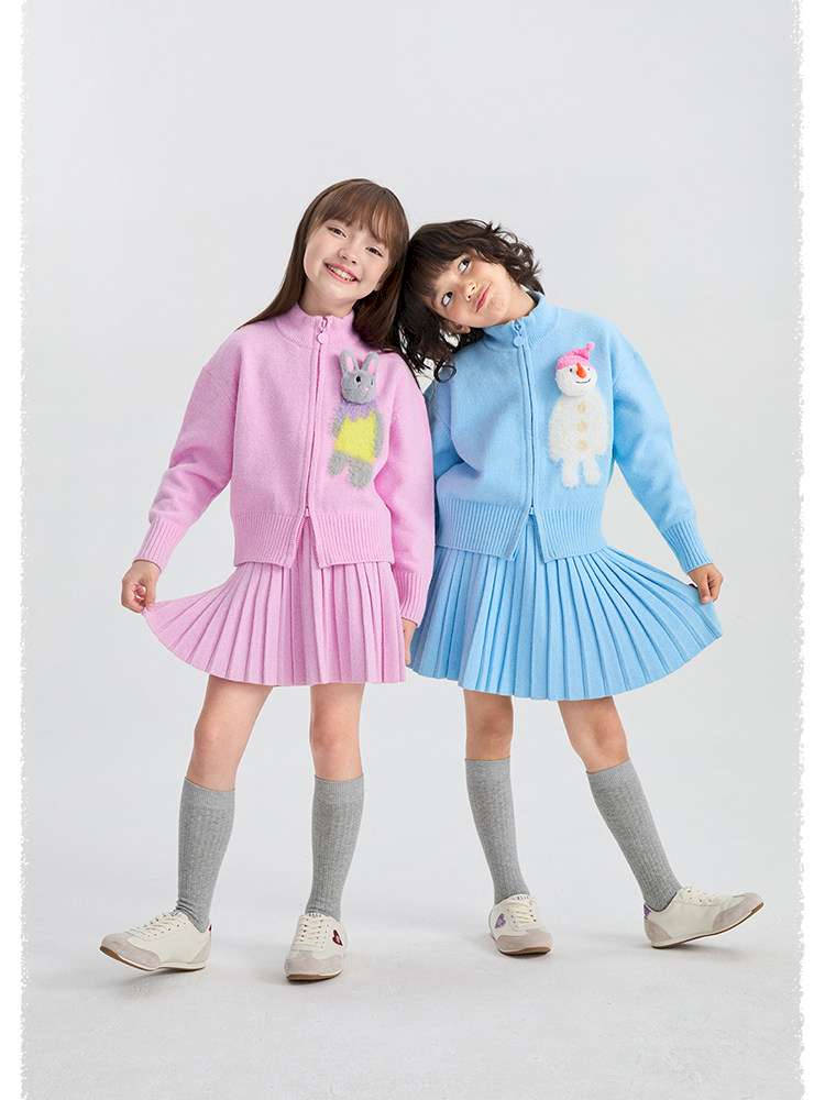 ピンク&スカイブルーのジップカーディガン、プリーツスカート付き雪だるま立体モチーフ