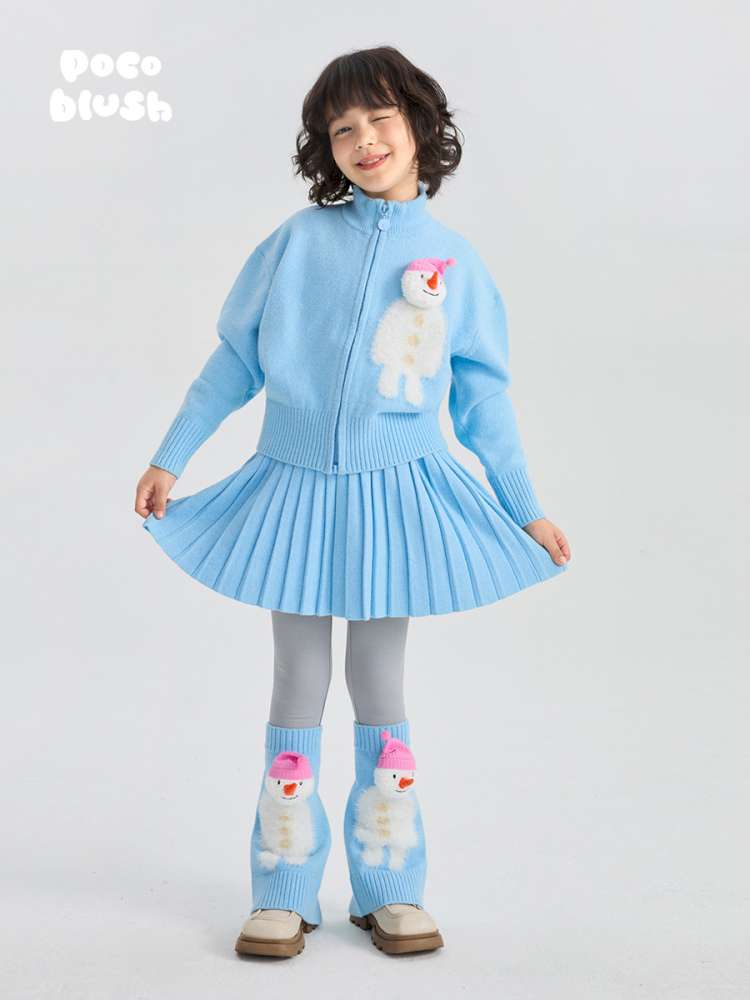 スカイブルーのジップカーディガン&プリーツスカート、雪だるま立体モチーフ
