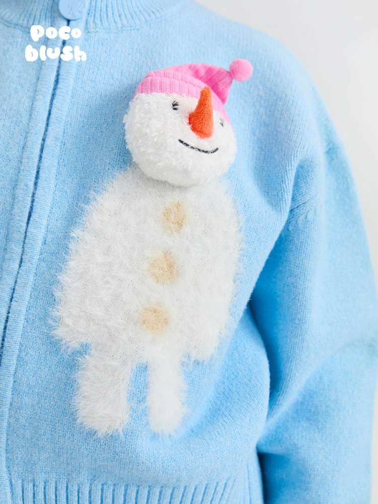 スカイブルーのジップカーディガン、雪だるま立体モチーフのアップ