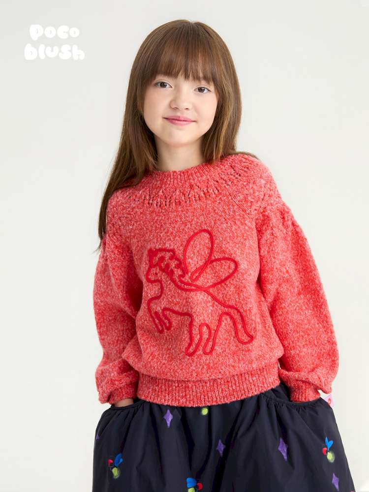 赤いキッズ長袖ニット。胸の刺繍風デザインが見えるシンプルな編み地。