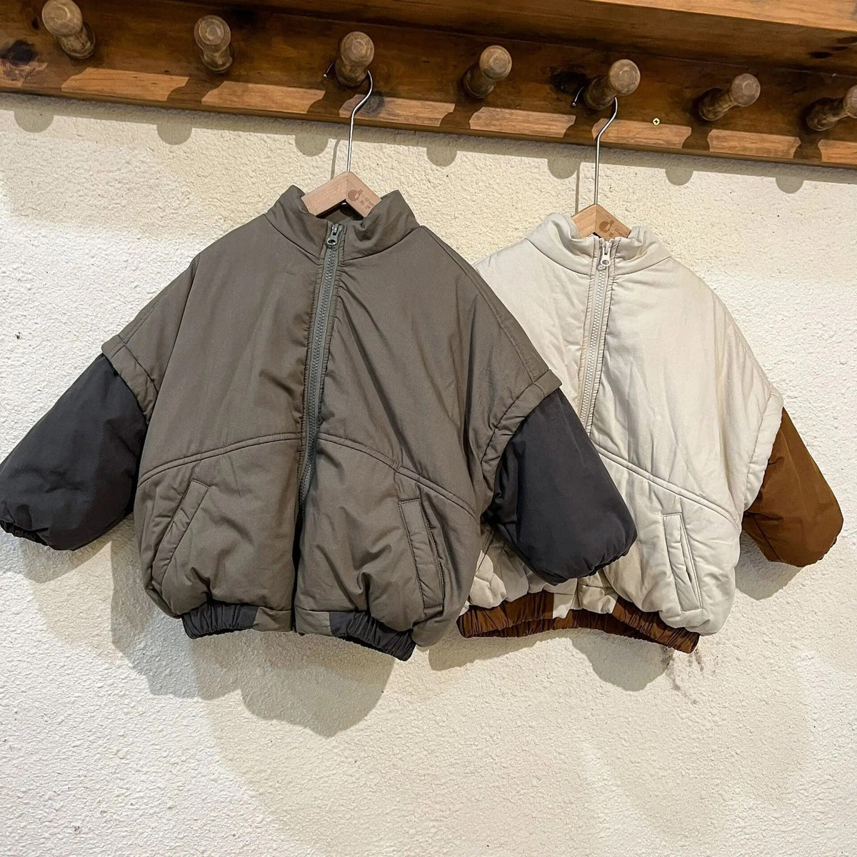 キッズ用ジャケット、アーミーグリーンの中綿ブルゾン風。フルジップ、裏フリース風