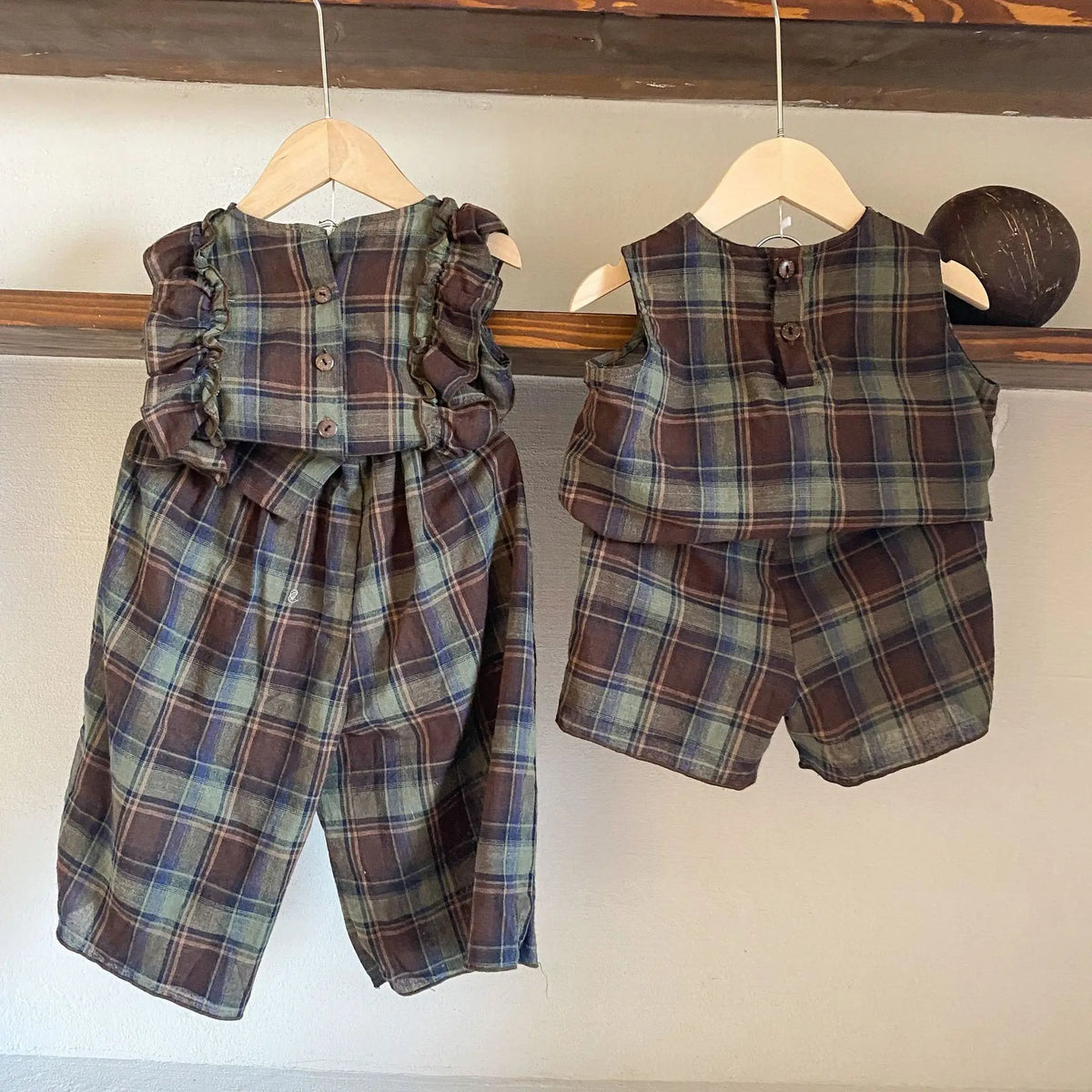 チェック柄キッズ服セットアップ2点(左:タンク+ショート、右:フリル+ワイド)