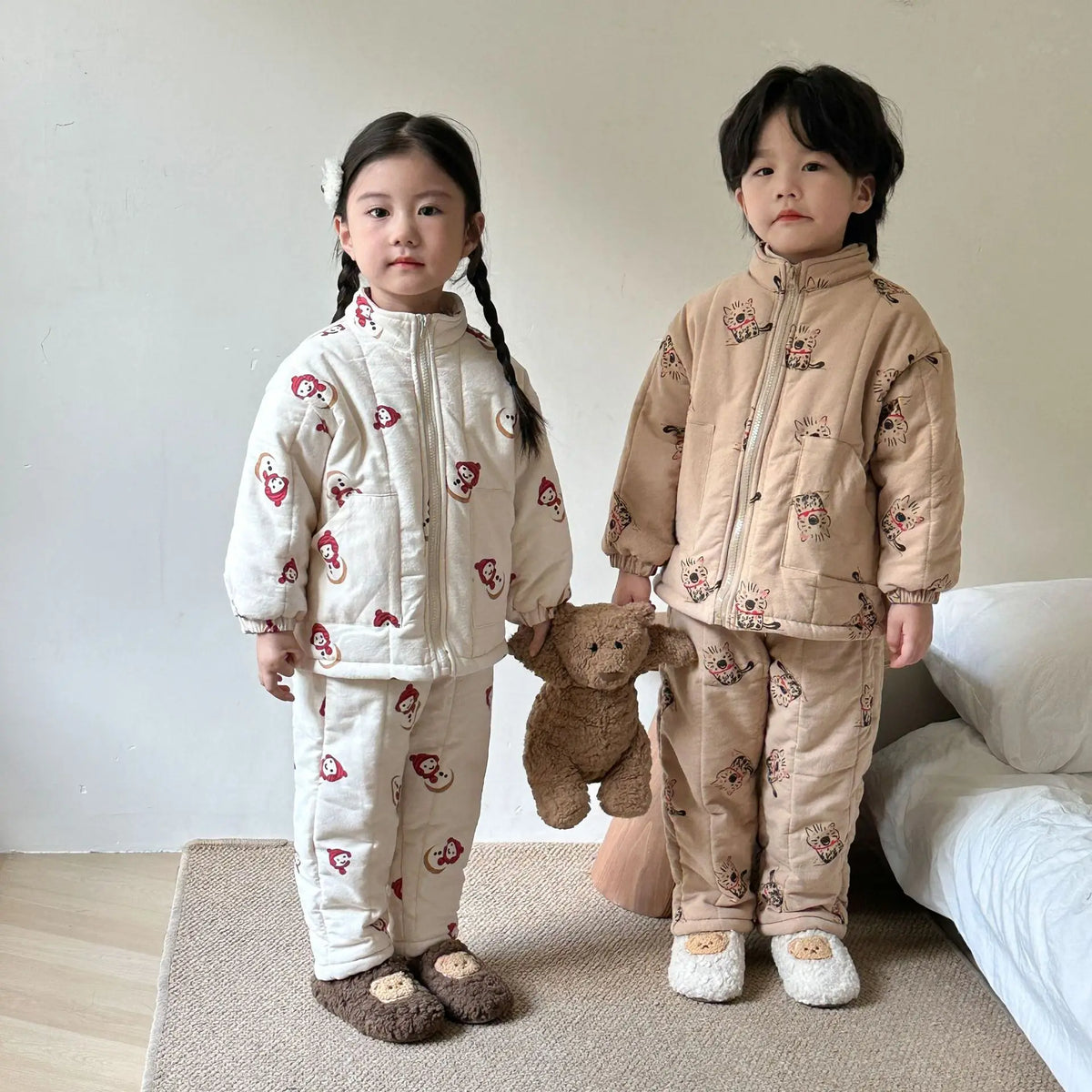 キッズ用ジップジャケット&ロングパンツ2点セット(白・ベージュのキャラクター柄)