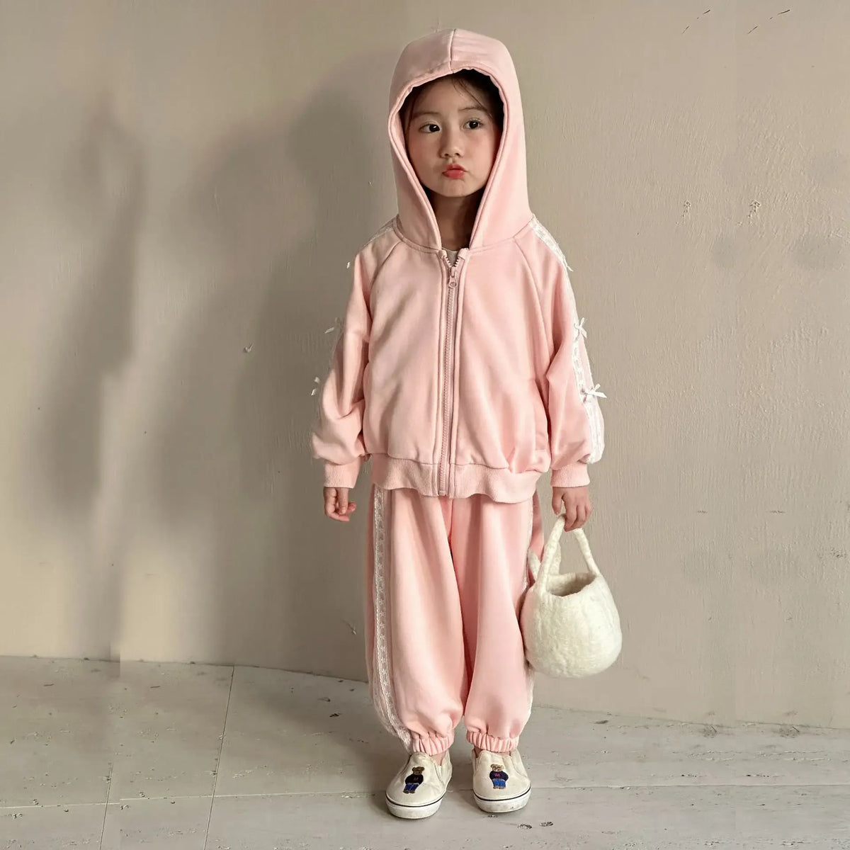 ピンクのキッズセットアップ、フードジップジャケット&サイドライン入りパンツ