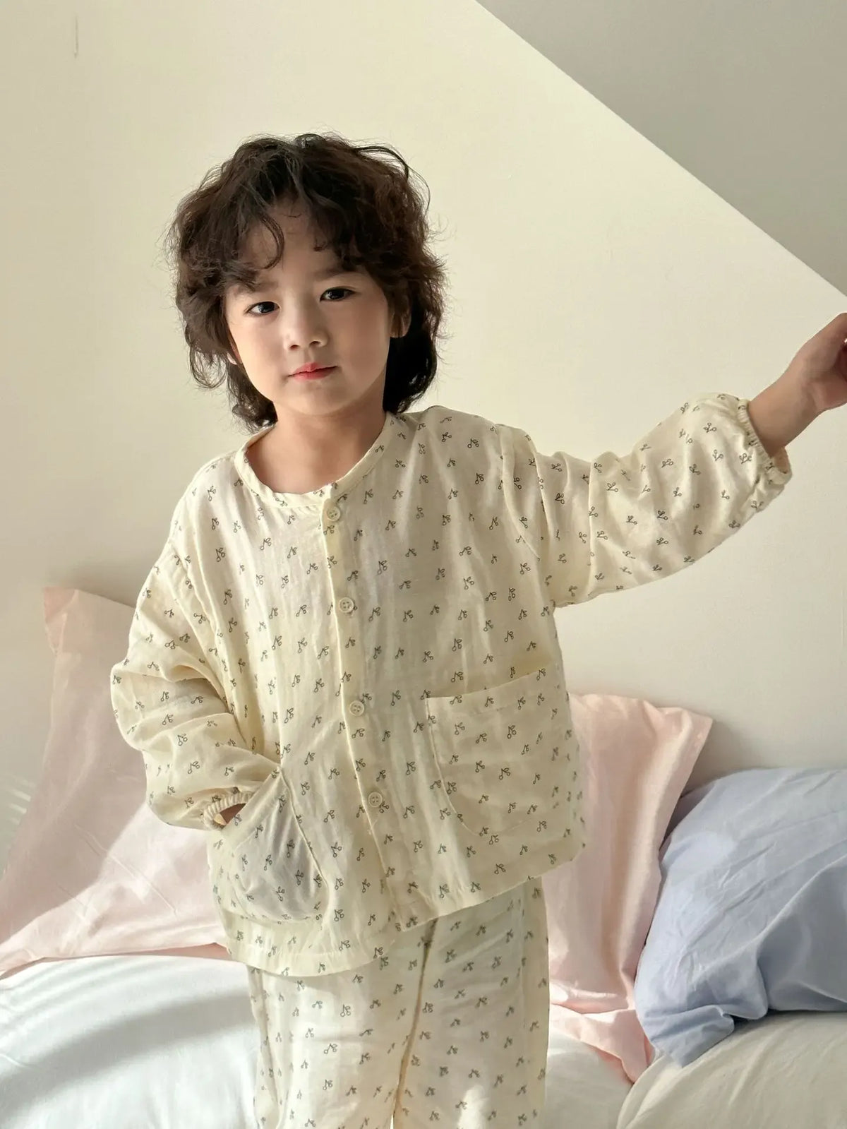 子ども用パジャマ2点セット、淡いアイボリー総柄の長袖とボタン前開き