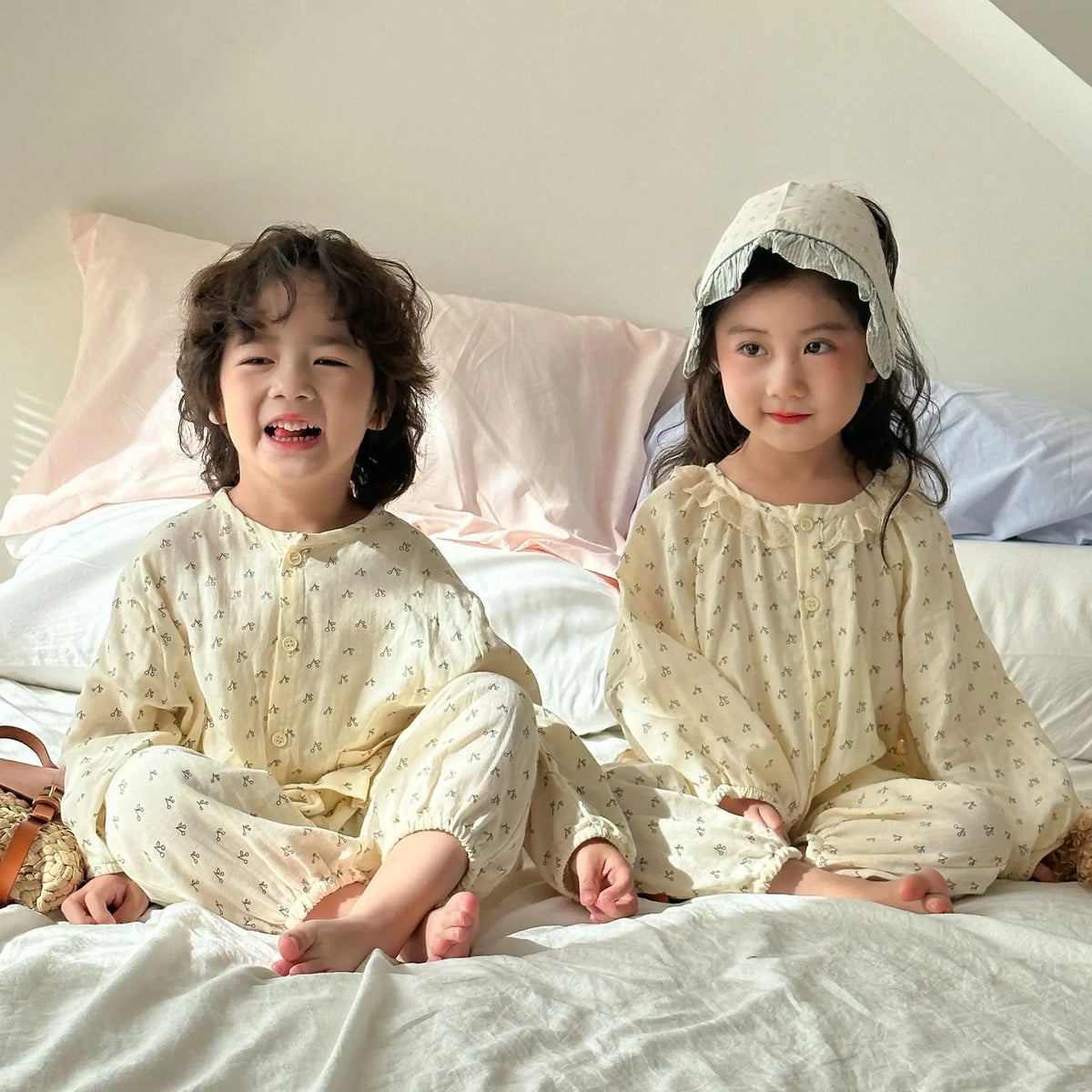 子ども用パジャマ2点セット、淡いアイボリーの総柄長袖と長ズボン