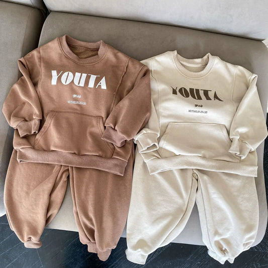 長袖セットアップ キッズセットアップ 2点セット レターロゴプリントカンガルーポケット長袖スウェットシャツ+ロングスウェットパンツ【mh0008765】