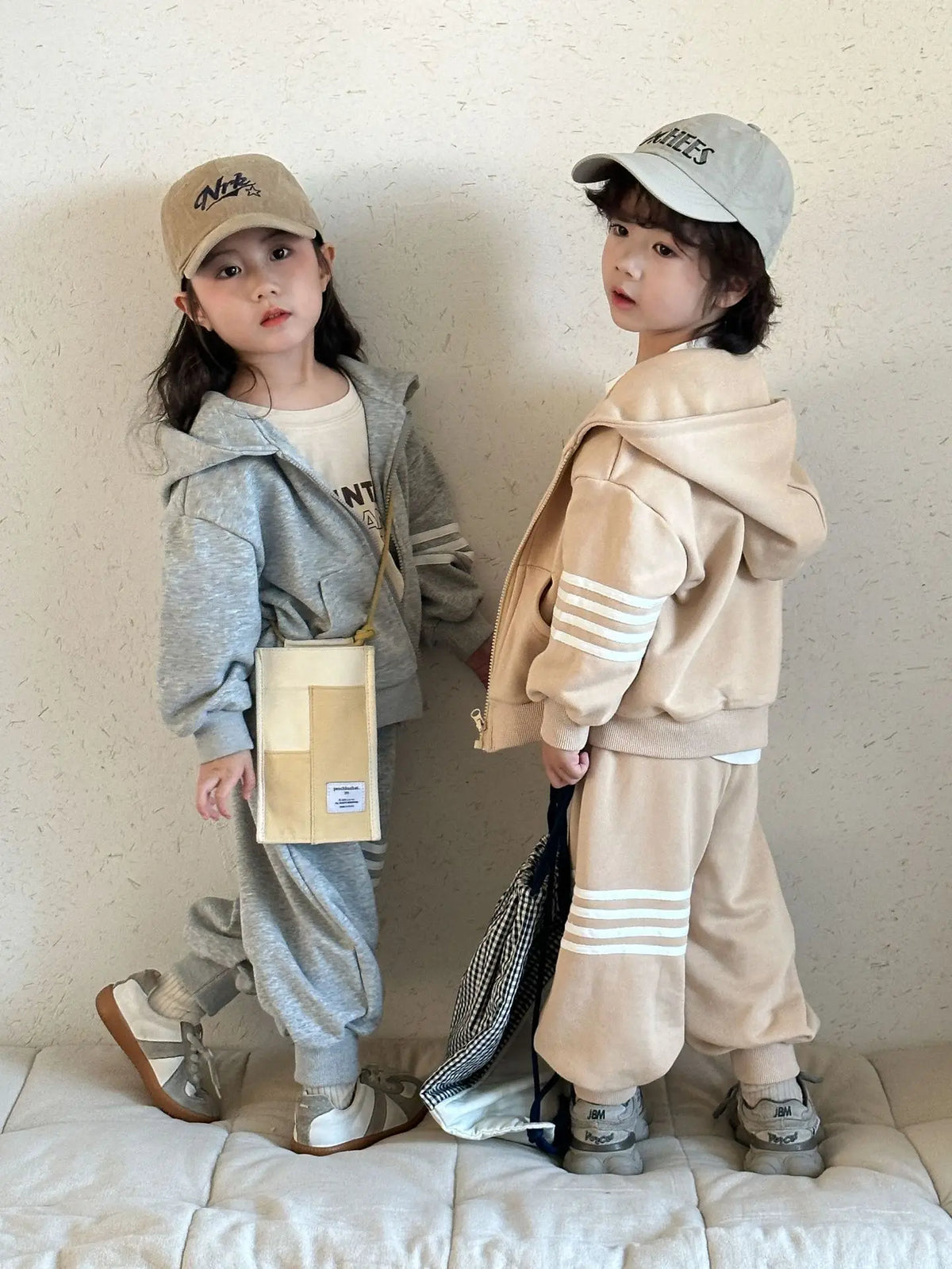 キッズ用スウェットセット(フーディジップ&ロングパンツ)横向き着用、グレーとベージュ