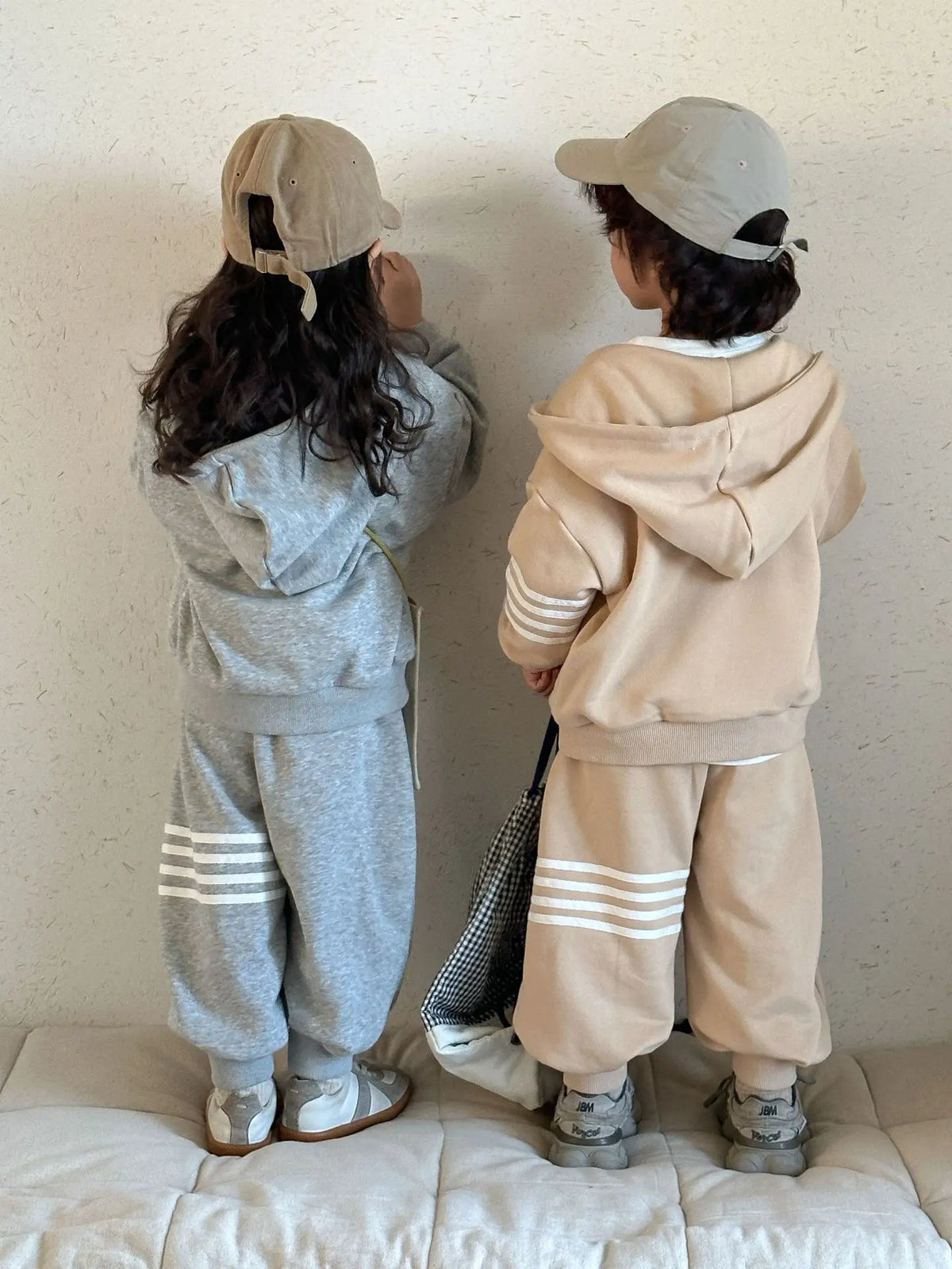 キッズ用スウェットセット バックスタイル(フーディジップ&ロングパンツ)グレーとベージュ