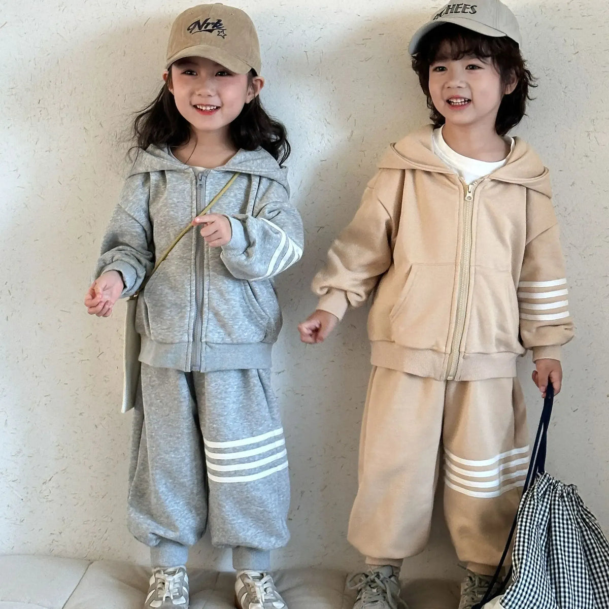 キッズ用スウェットセット(フーディジップ&ロングパンツ)グレー&ベージュ、着用全身