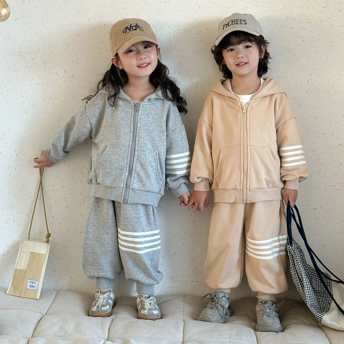 キッズ用スウェットセット(フーディジップ&ロングパンツ)グレーとベージュの2点セット