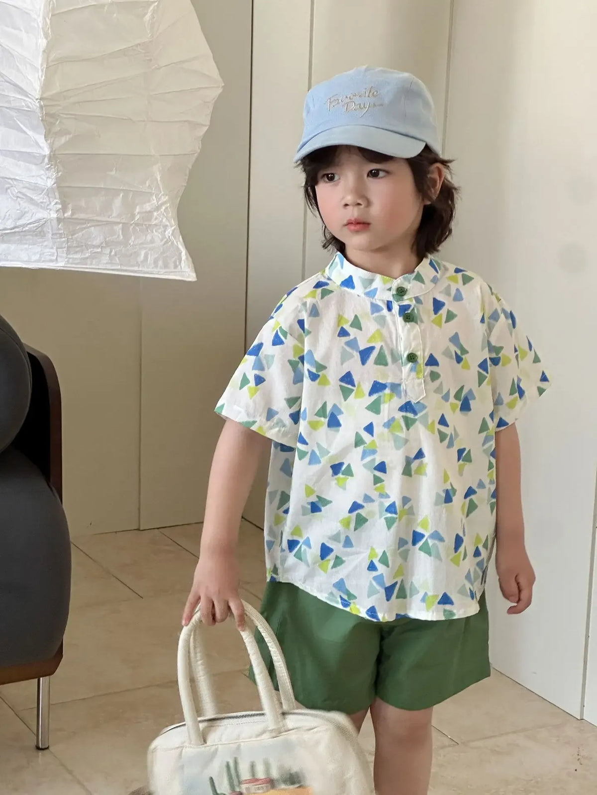 幾何学プリントのキッズワンピースとショートパンツセット、フリル襟のペプラム、ボタン留め