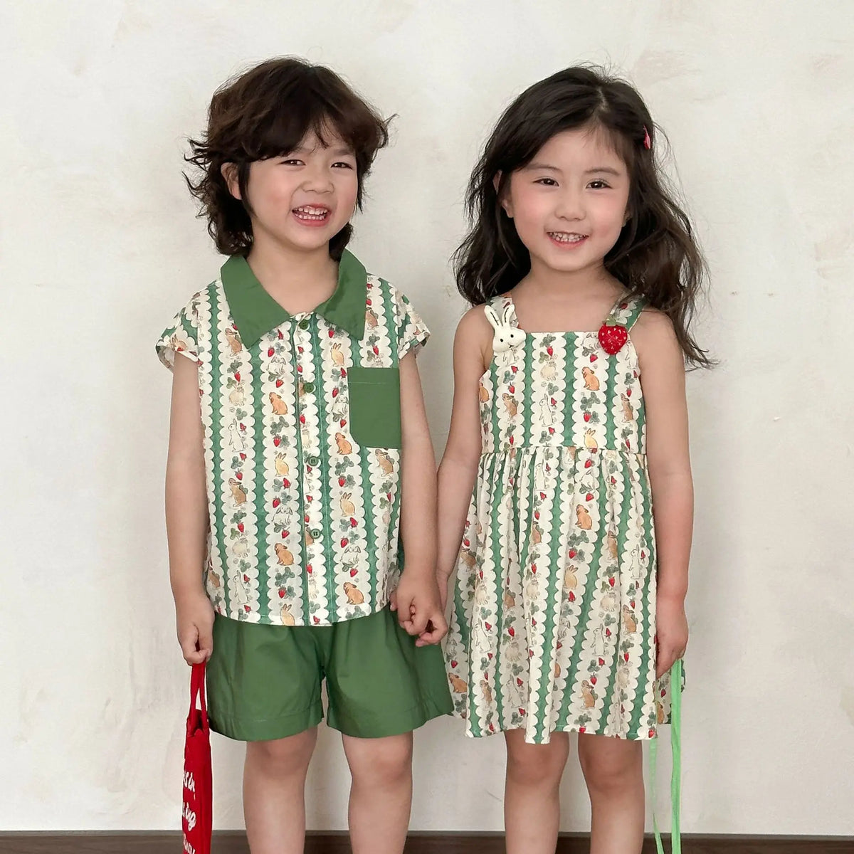 キッズ用プリントワンピースセット(キャミワンピ+グリーンショートパンツ)うさぎ×いちご柄