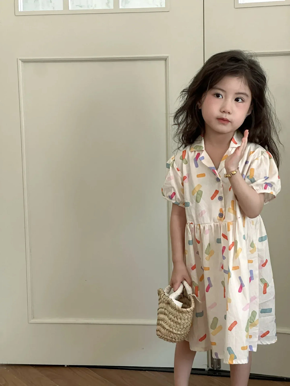 キッズ半袖シャツワンピース 幾何学プリントのフレアワンピ、子ども着用