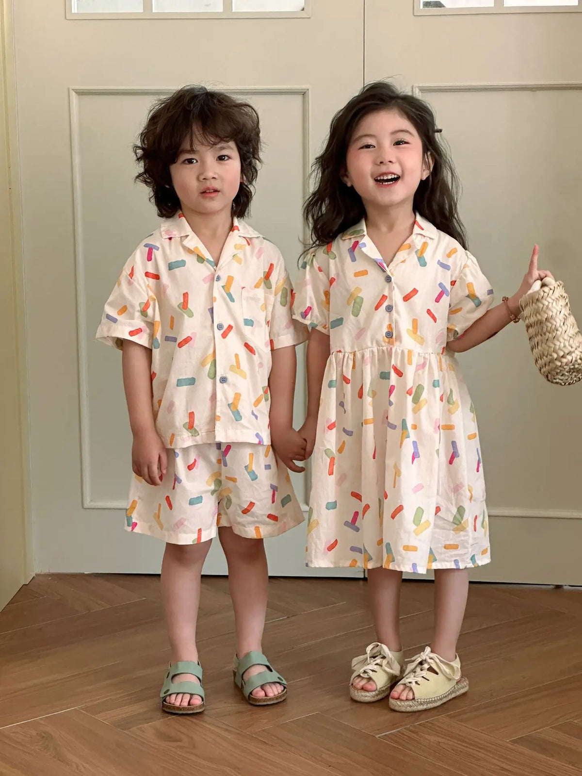 カラフルな幾何学プリントの半袖シャツワンピース&ショートパンツ2点セット