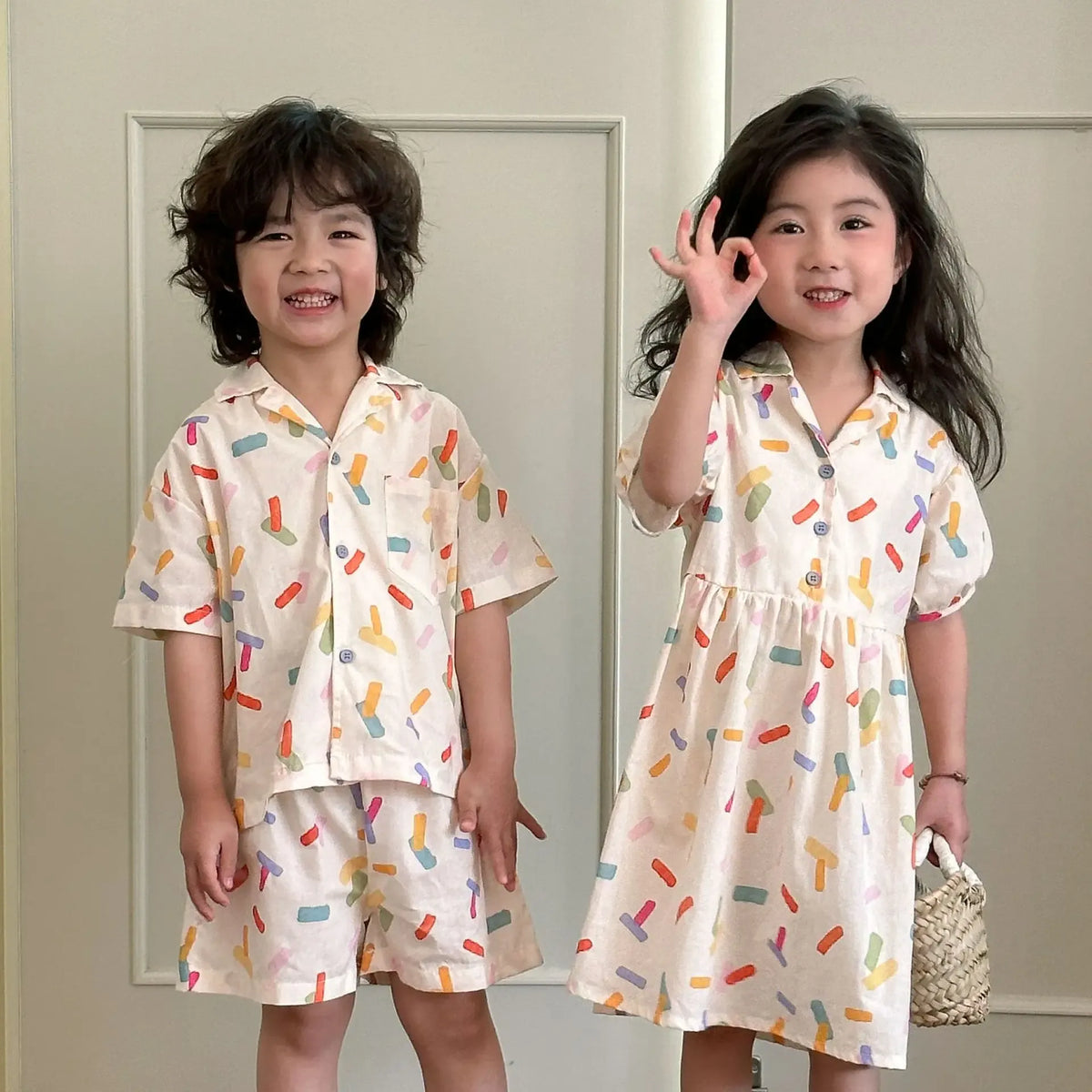 カラフルな幾何学プリント半袖シャツワンピースとショートパンツの2点セット