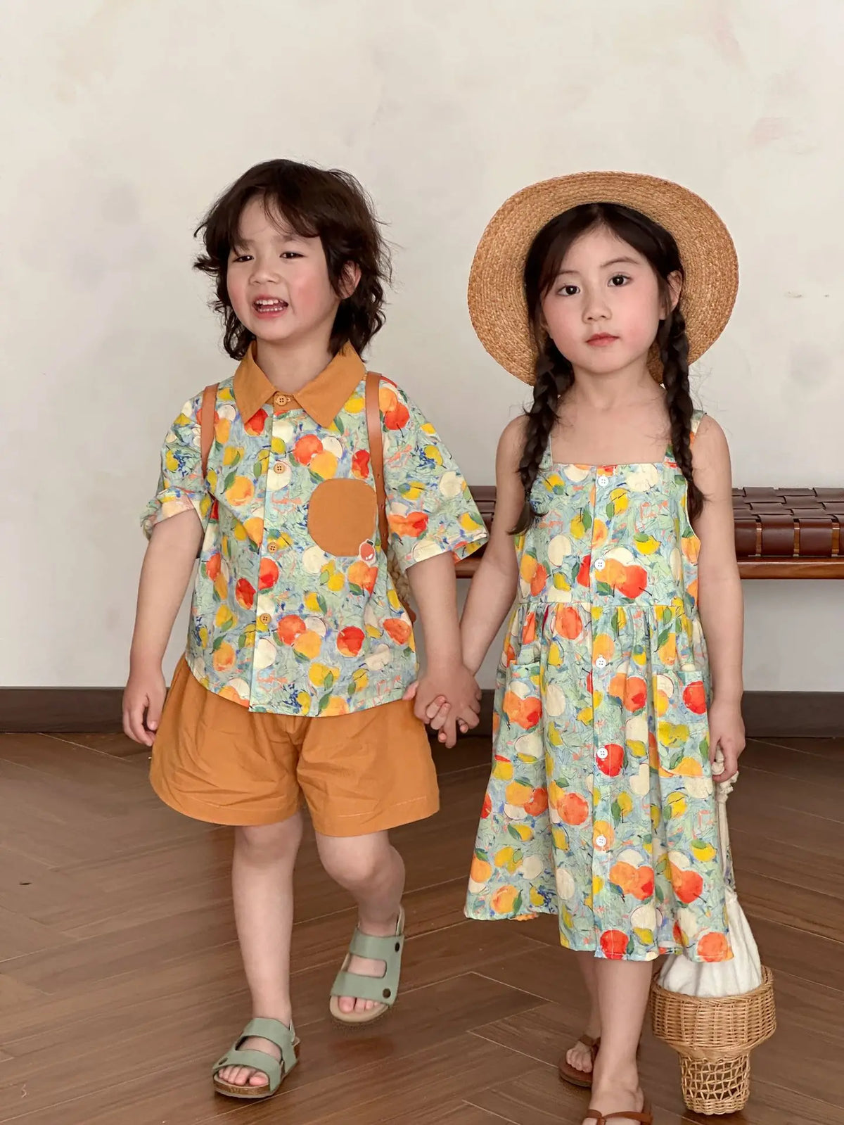 キッズ用フルーツ柄2点セット:半袖シャツ&ショートパンツ、キャミワンピ(全身)