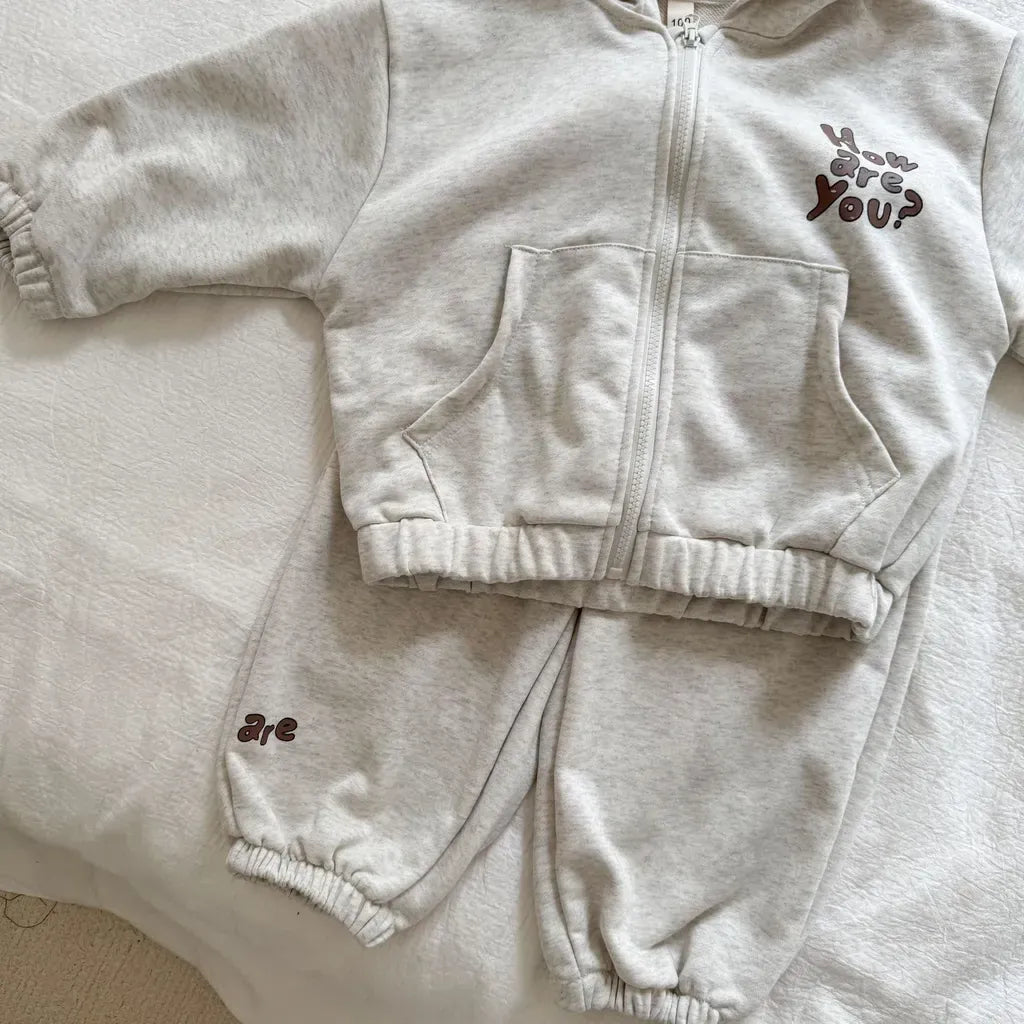 ライトグレー ロゴ刺繍風プリントのジップアップパーカー2点セット(上下一部)