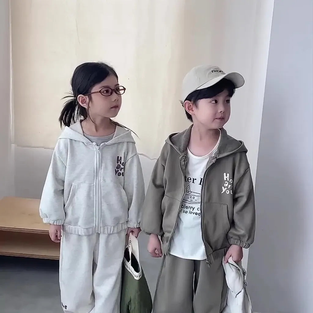 グレーとカーキのジップアップパーカー&スウェットパンツ、フードロゴ