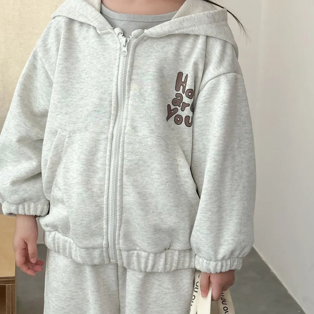 グレーのジップアップパーカー&スウェットパンツ、フード付きロゴプリント