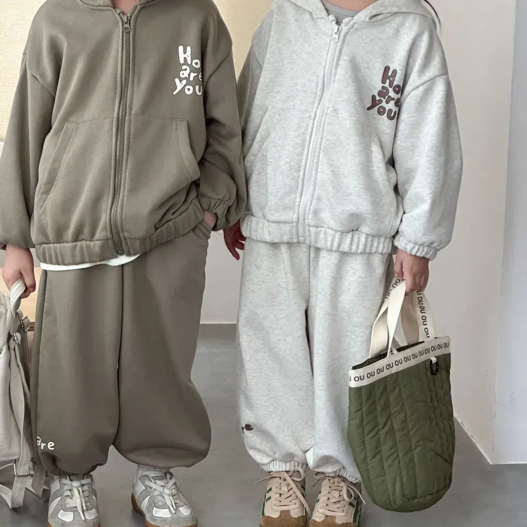 アーミーグリーンと杢グレーのジップアップパーカー&パンツ2点セット、ロゴ付き