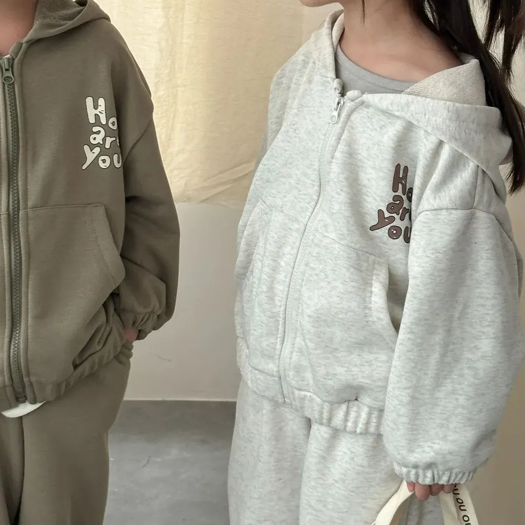 杢グレーのジップアップパーカー&パンツ2点セット、胸ロゴとファスナー