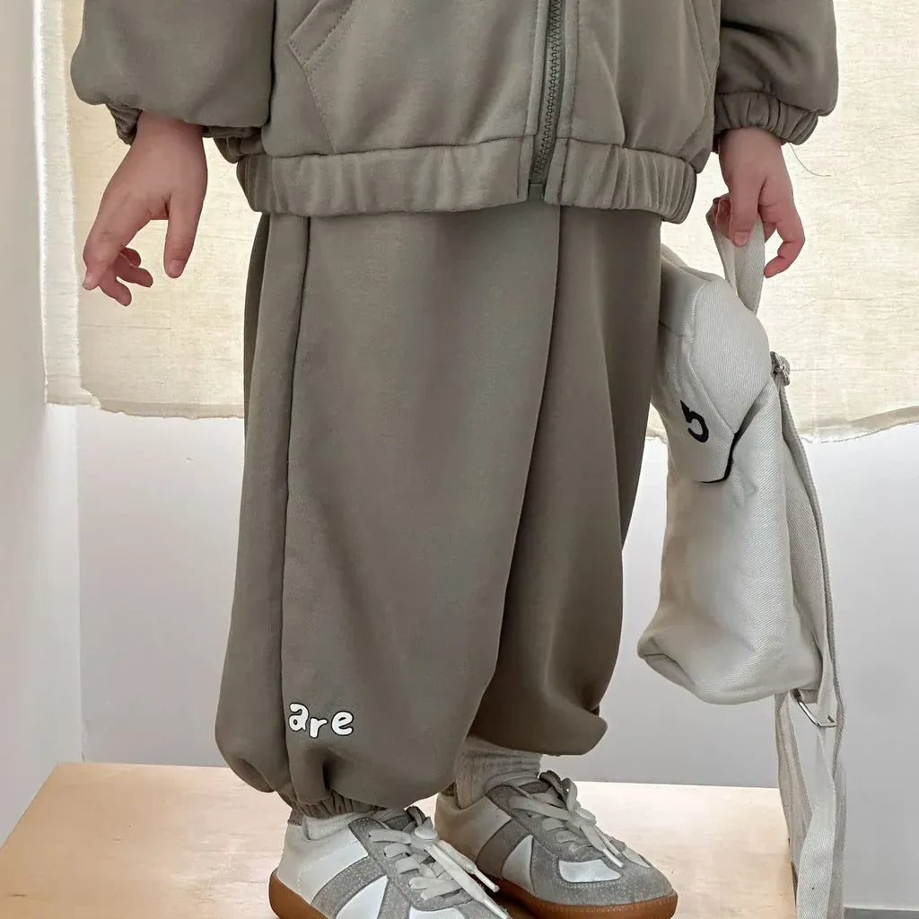 アーミーグリーンのジップアップパーカー&パンツ2点セット、胸ロゴと裾ロゴ
