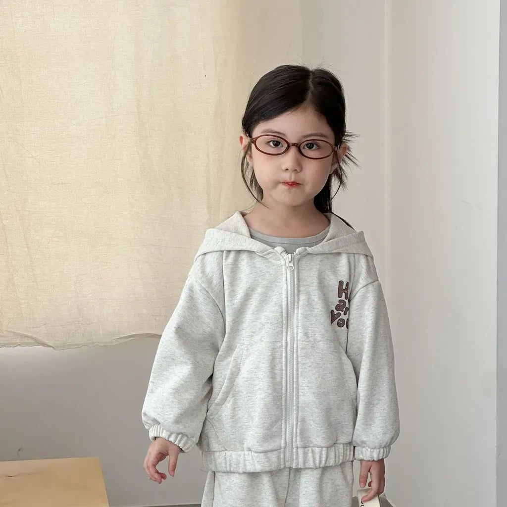 ライトグレーのロゴプリントジップアップパーカー&スウェットパンツ2点セット