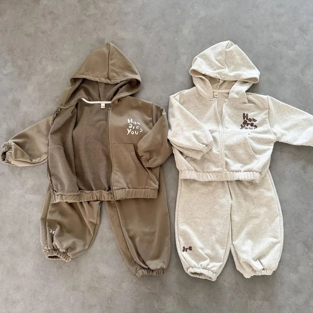 ジップアップパーカー&スウェットパンツ、カーキとアイボリーのロゴプリント