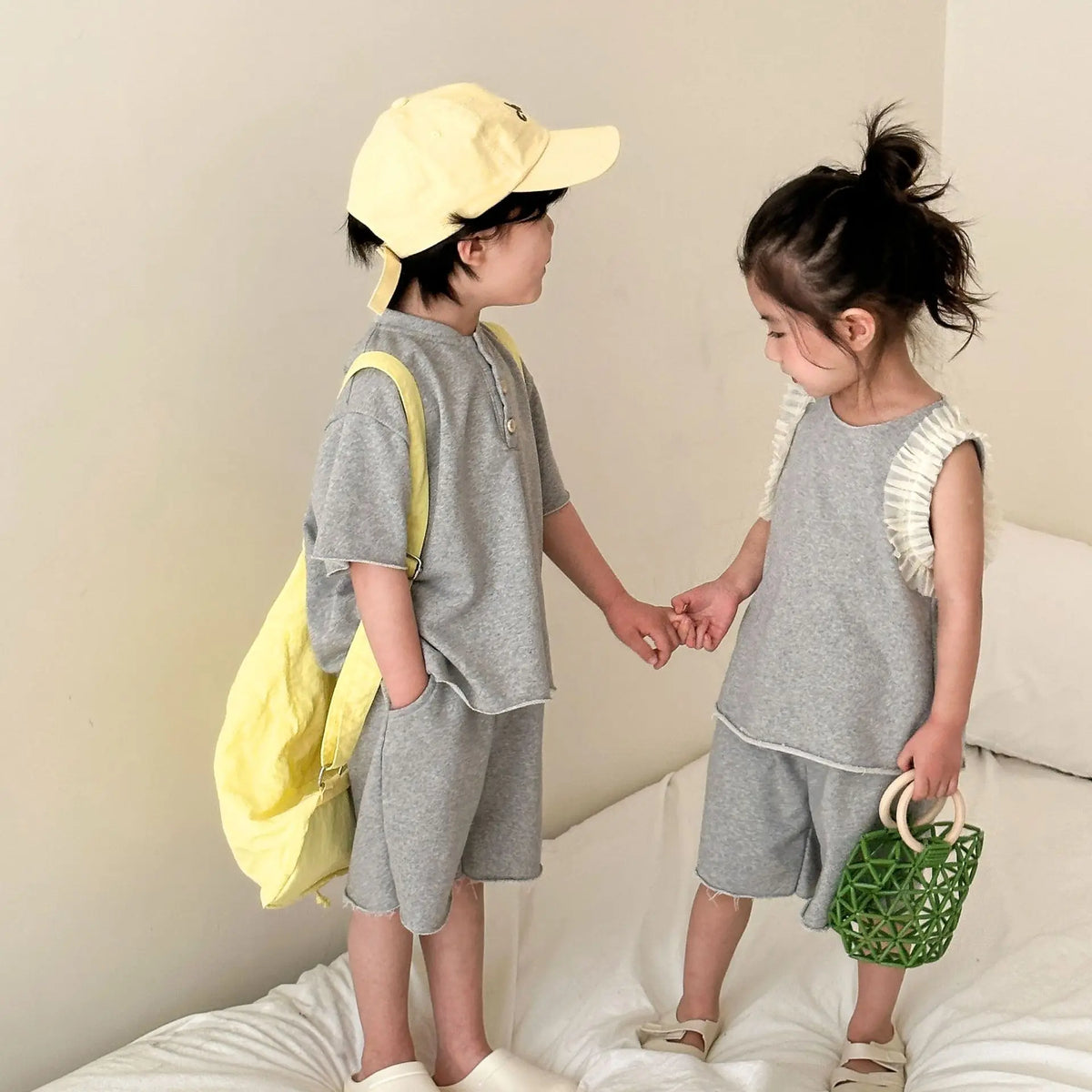 キッズスウェット2点セット グレー 半袖T(ボタン)+ショートパンツ、フリルタンク+短パン(手つなぎ)