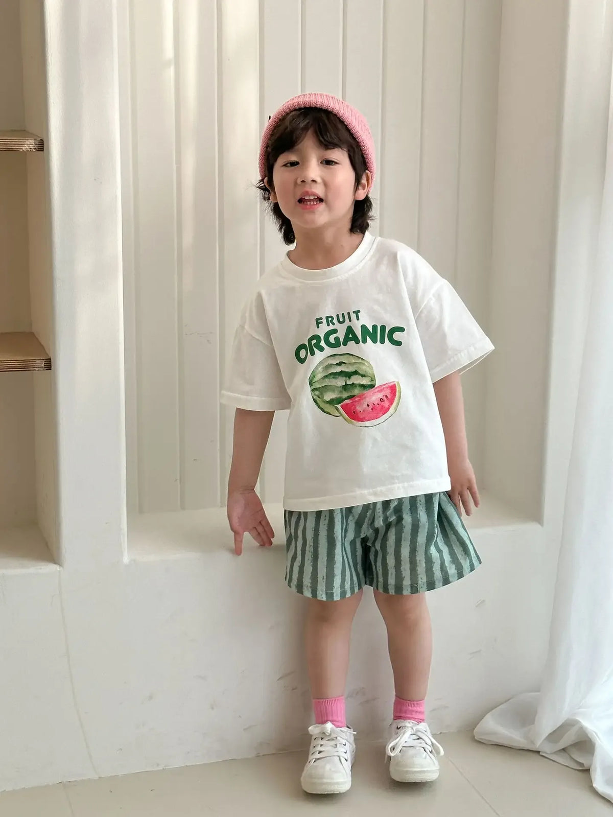 キッズ用セットアップ:スイカ柄の白Tシャツとグリーン縦ストライプ短パン