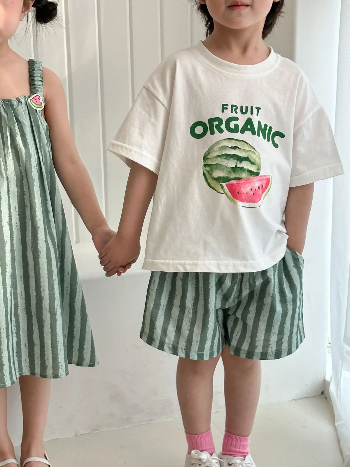 キッズ用セットアップ:白Tシャツのスイカ柄とグリーン縦ストライプ短パン
