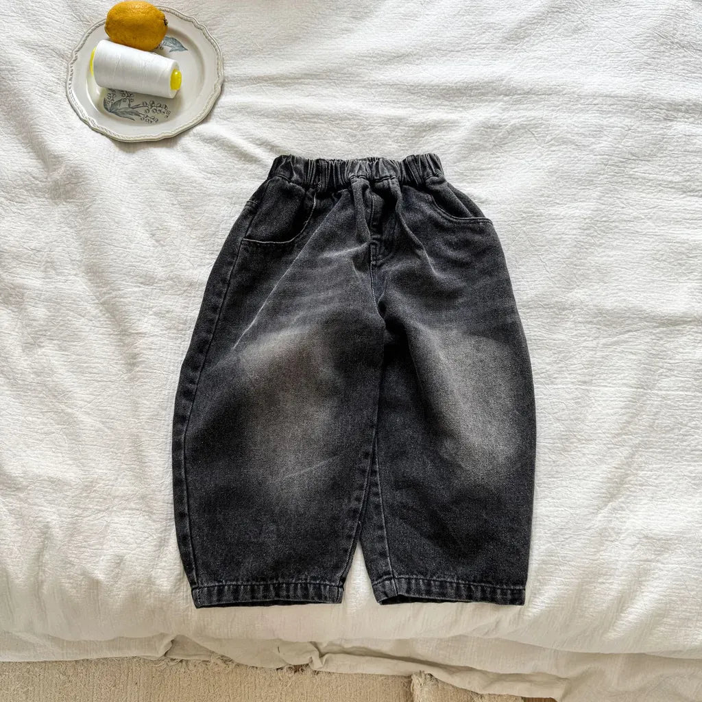 ブラックデニムバルーンパンツ、ウエストゴムとルーズなワイドシルエット