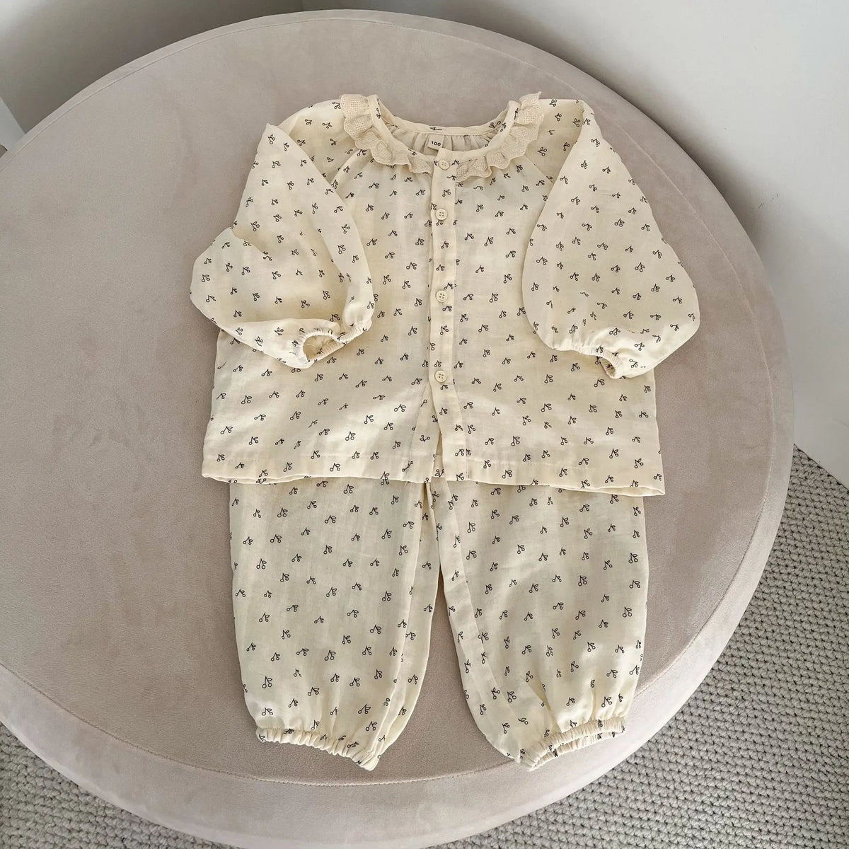 子ども用パジャマ2点セット、淡いアイボリー総柄の長袖前開きトップスとズボン