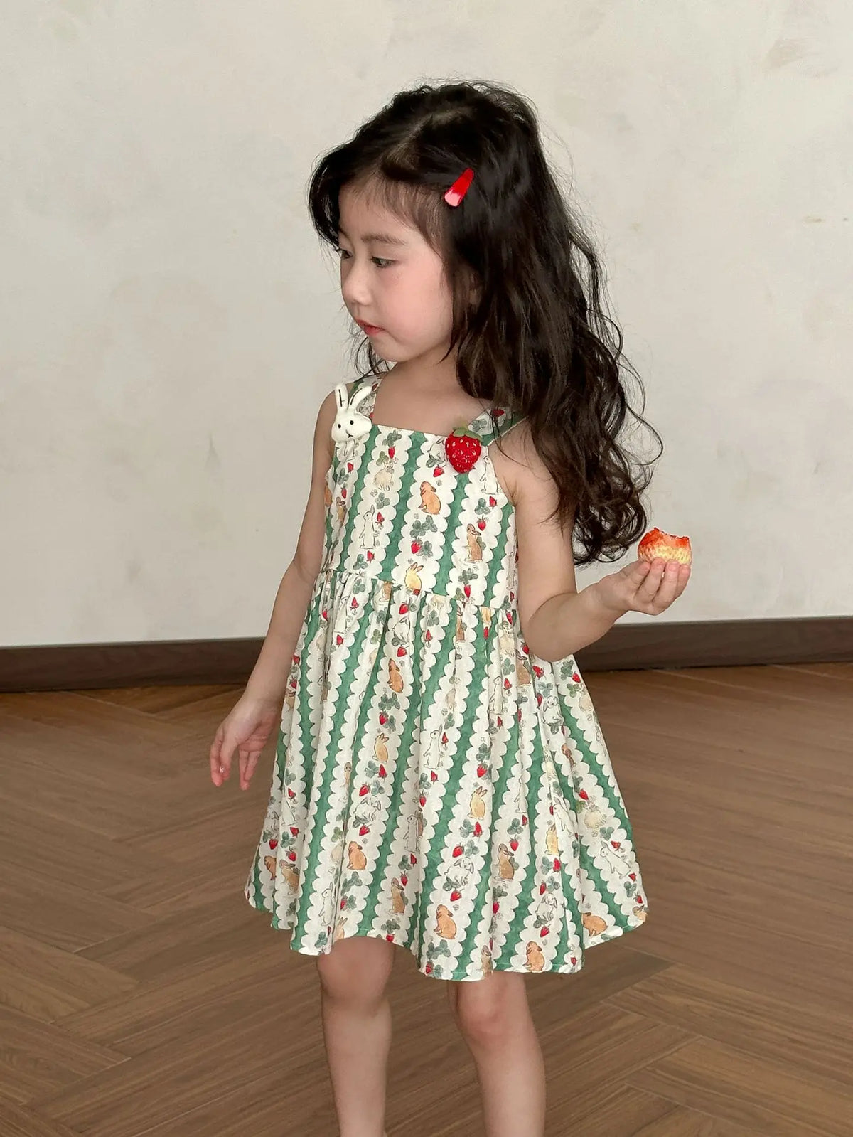 うさぎ&いちごプリントのキャミソールワンピース(子ども、フレア)